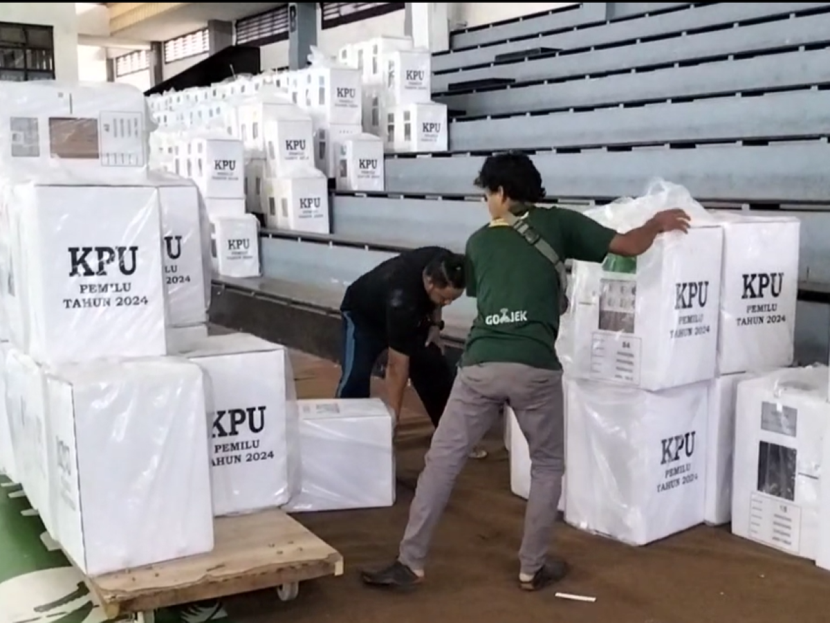 Petugas sedang merapikan kotak suara.