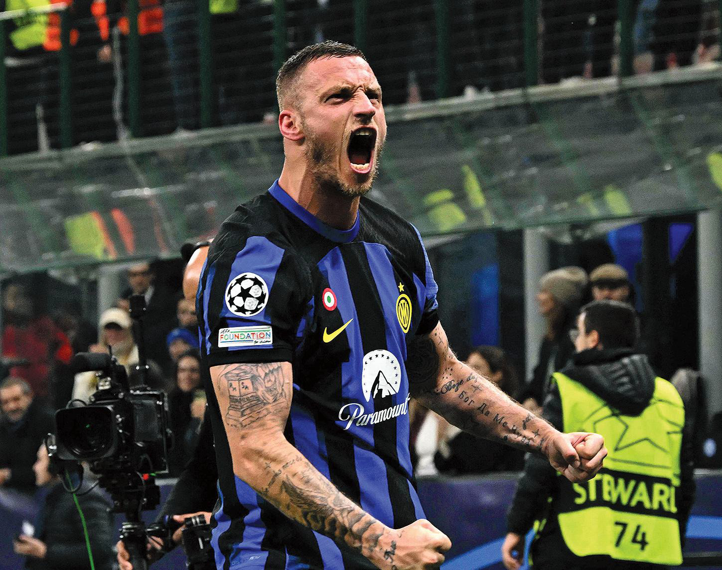 Penyerang Inter Milan Marko Arnautovic melakukan selebrasi setelah mencetak gol ke gawang Atletico Madrid di Stadion San Siro di Milan.