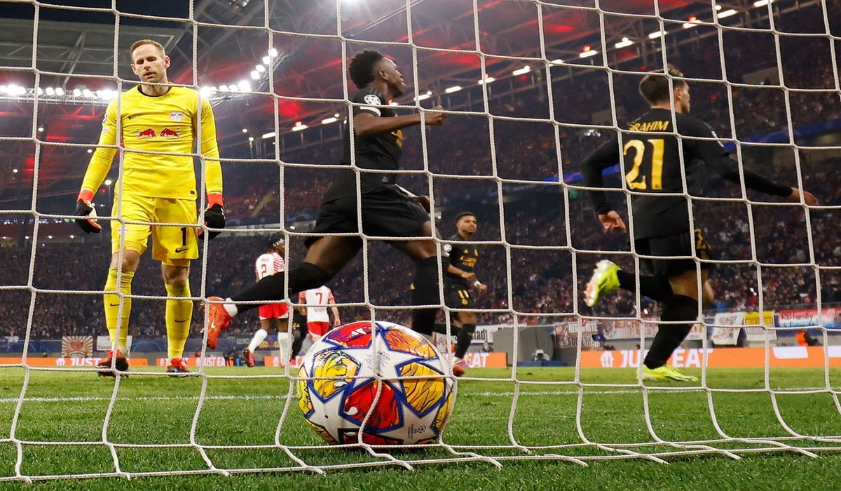 Gelandang Real Madrid Brahim Diaz (kanan) melakukan selebrasi usai mencetak gol ke gawang RB Leipzig di laga 16 besar Liga Champions.