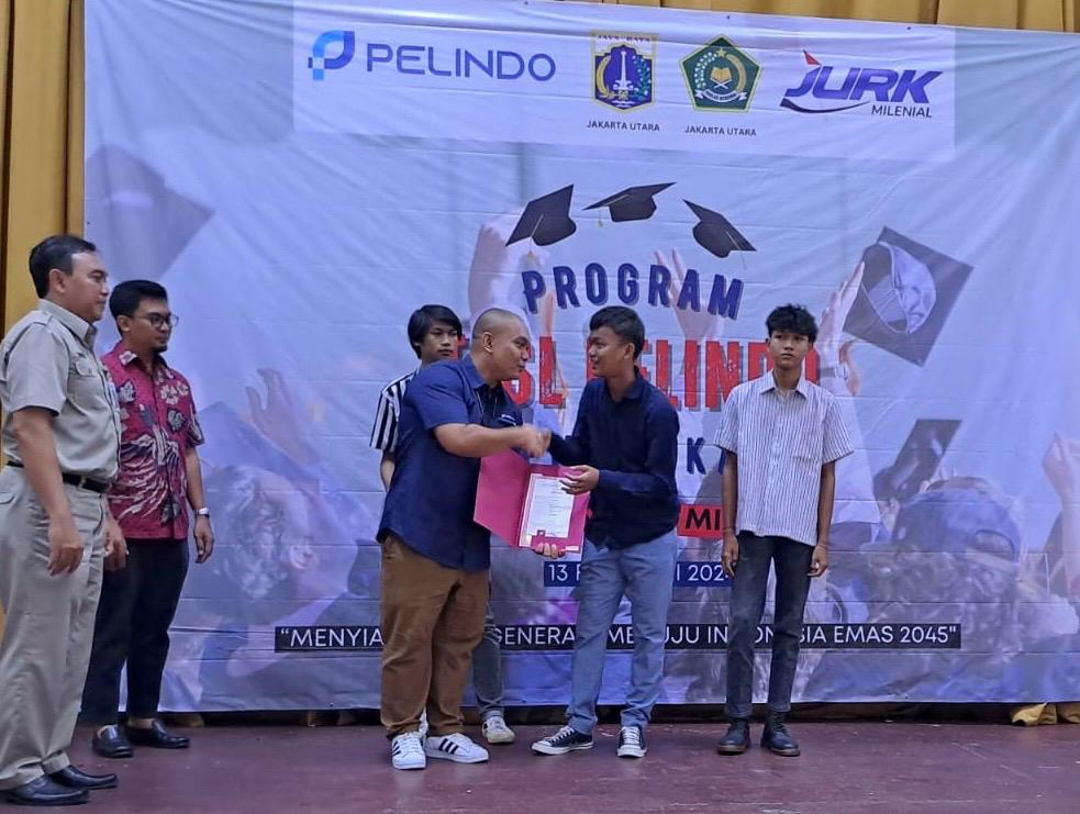 Pelindo memberikan bantuan pendidikan kepada ratusan pelajar di Jakarta