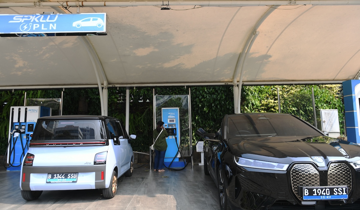 Pengisian baterai kendaraan listrik di SPKLU