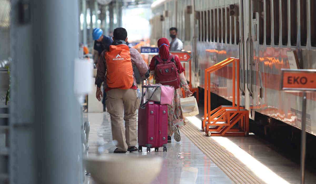 Calon penumpang kereta api (KA) jarak jauh di Stasiun Pasar Senen, Jakarta.