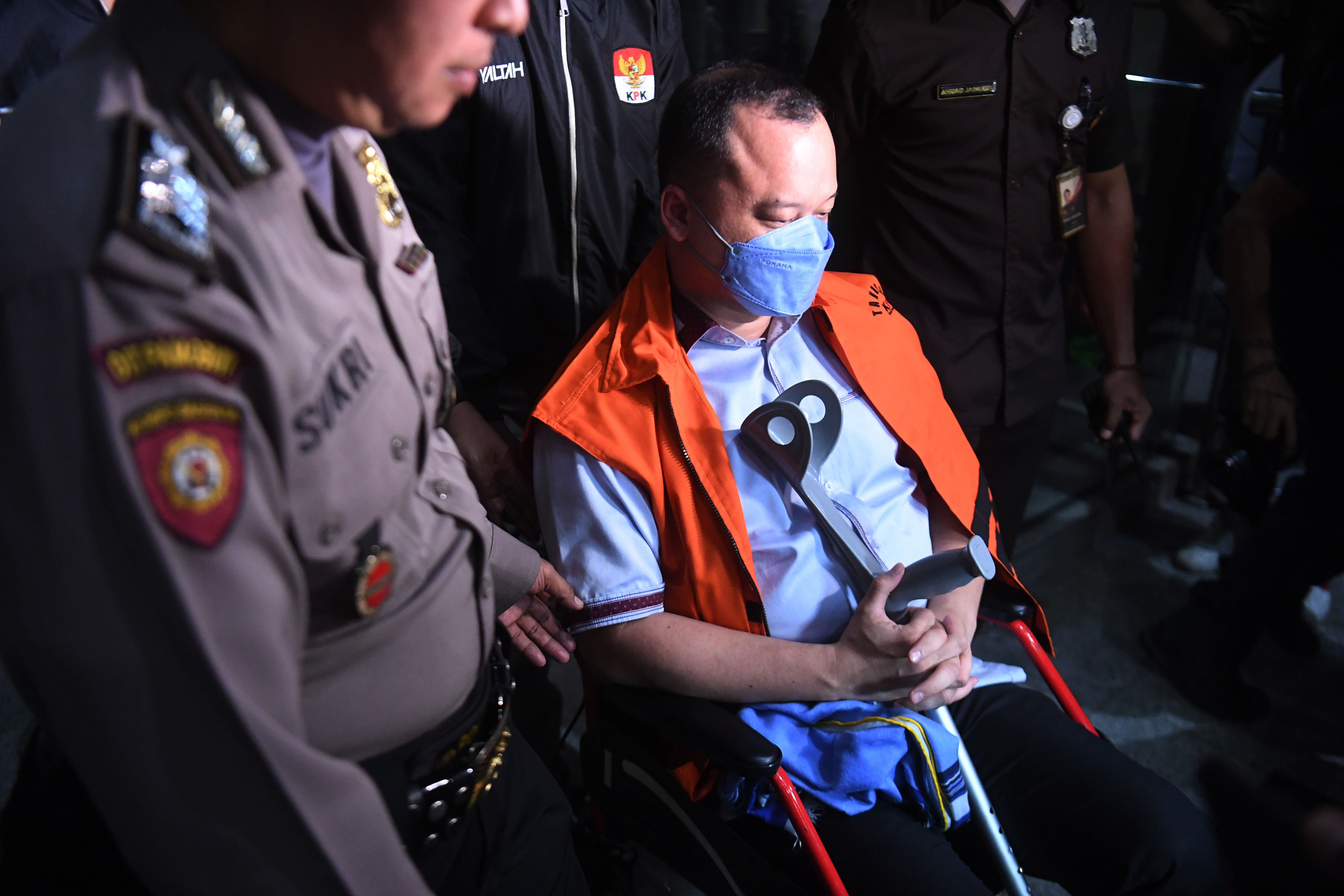 KPK menahan Helmut Hermawan terkait kasus dugaan suap dan gratifikasi dengan nilai Rp8 miliar