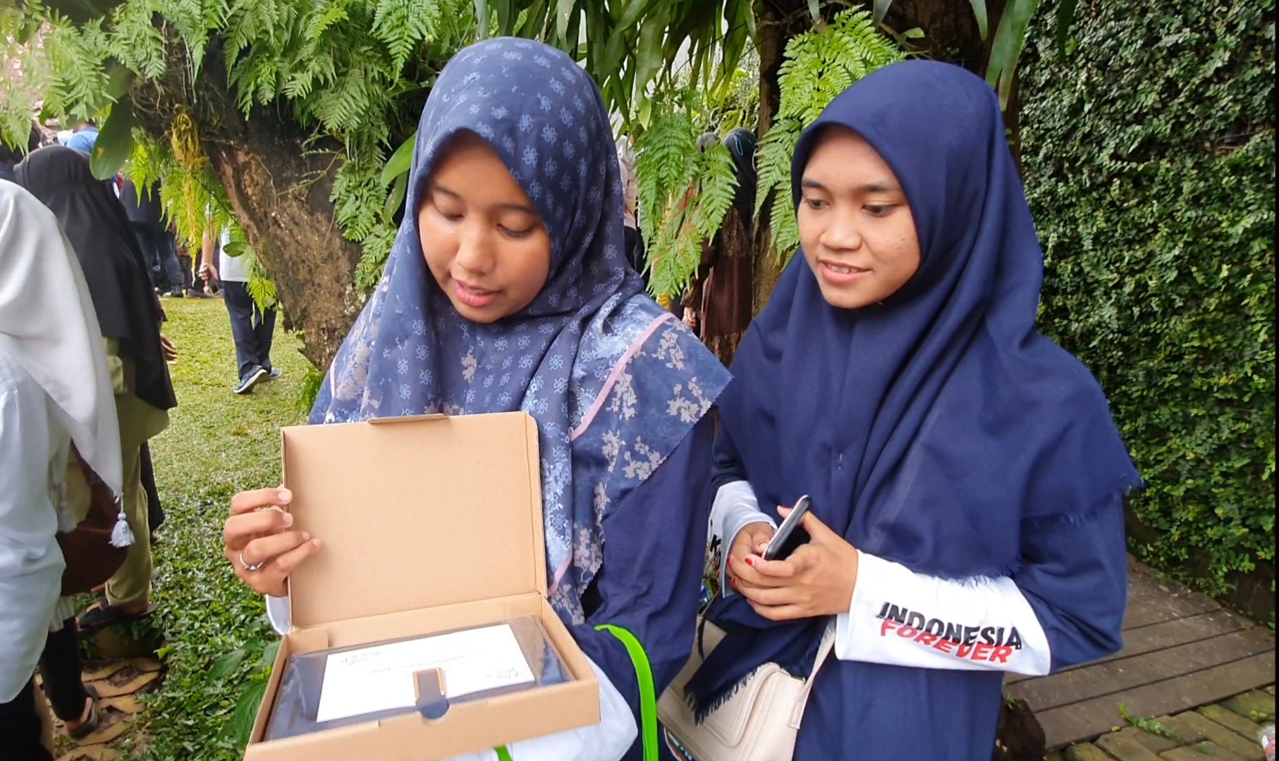 Warga mengantar keberangkatan Anies untuk melaksanakan debat terakhir di JCC Senayan, Jakarta.