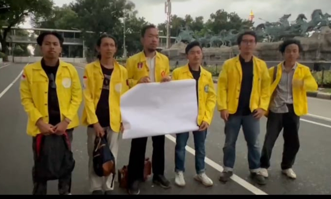 Sekelompok mahasiswa UI menggelar demonstrasi berharap pemilu 2024 damai.  