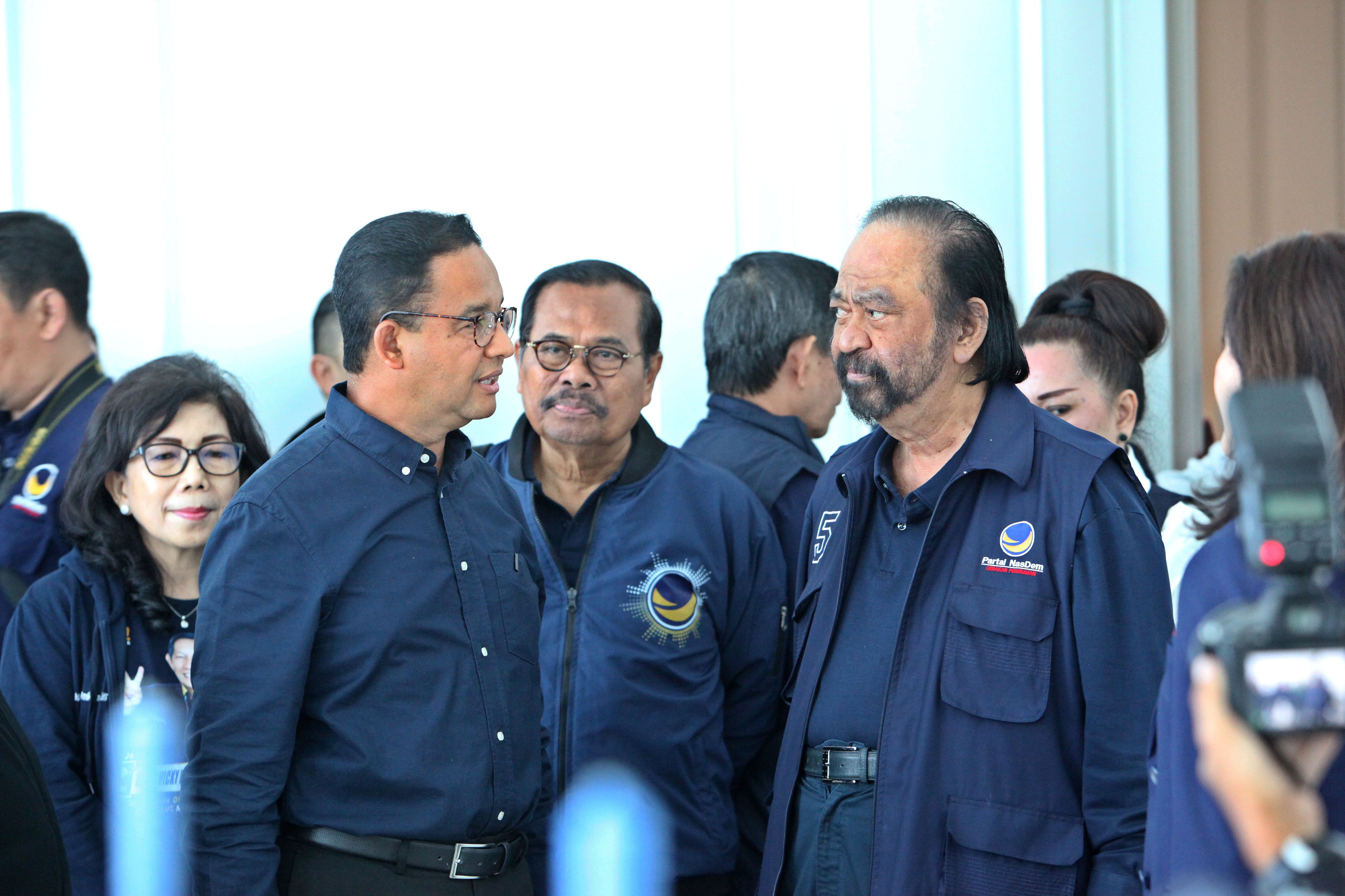 Anies Baswedan (kedua dari kiri) dan Surya Paloh (kanan).