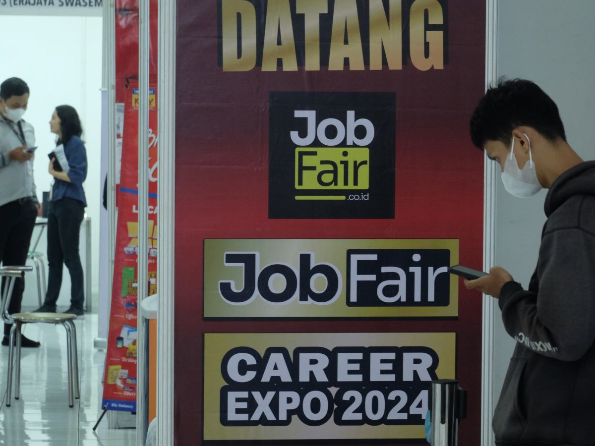 Sejumlah pencari kerja mendaftar untuk mencari informasi lowongan pada bursa kerja bertajuk Career Expo 2024 di Solo, Jawa Tengah.