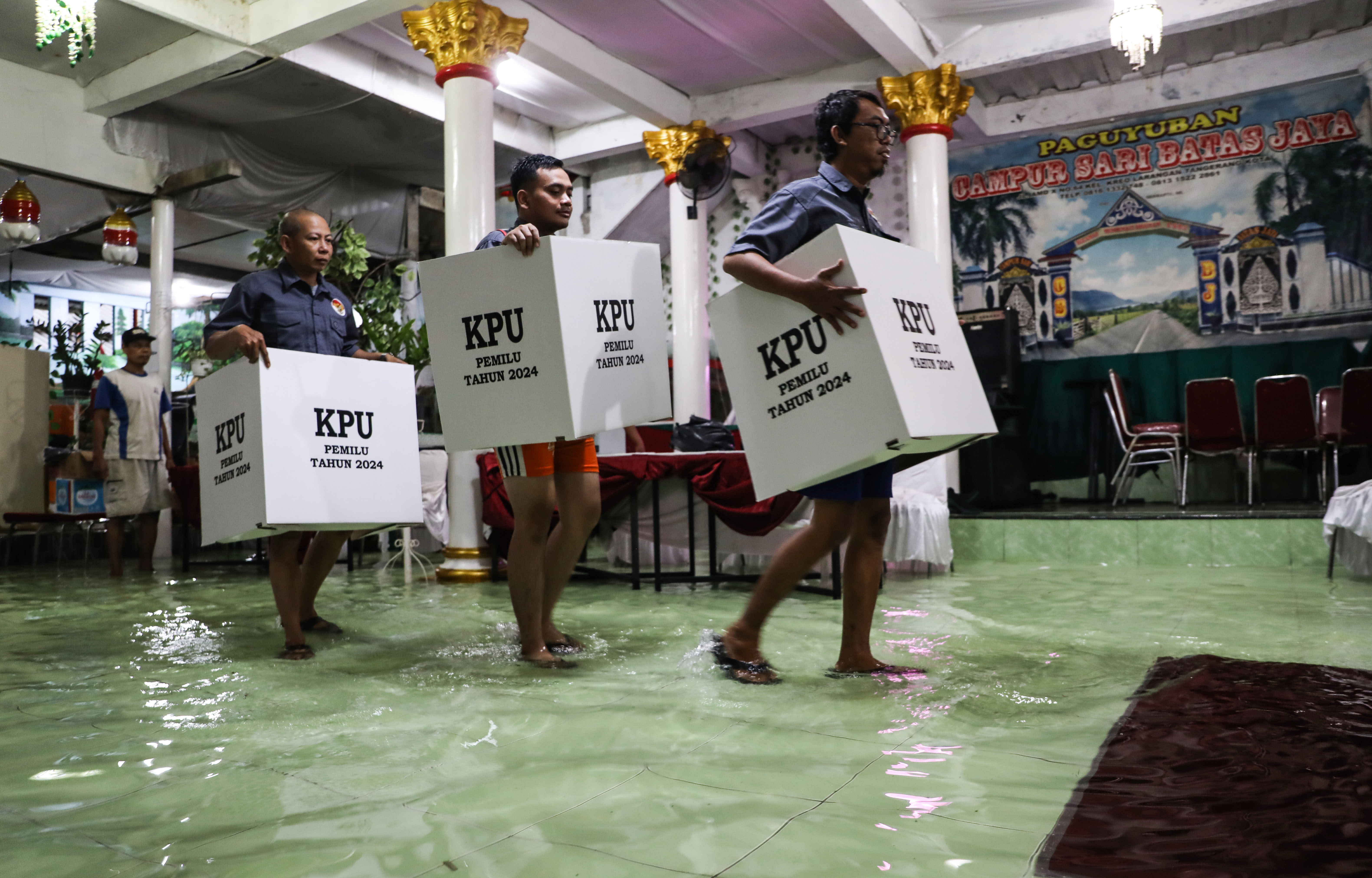 TPS 31 tergenang banjir di kawasan Kreo, Kota Tangerang, Banten, Rabu (14/2/2024). 