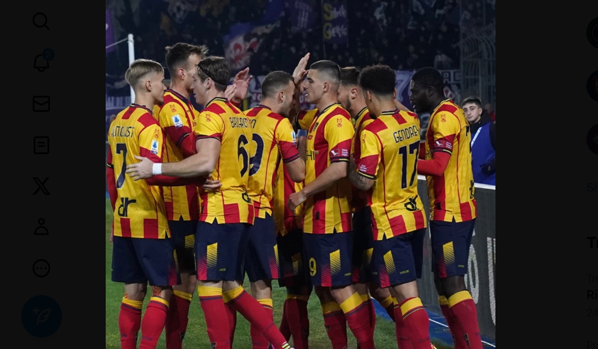 Para pemain Lecce melakukan selebrasi usai mencetak gol ke gawang Fiorentina di laga Serie A.