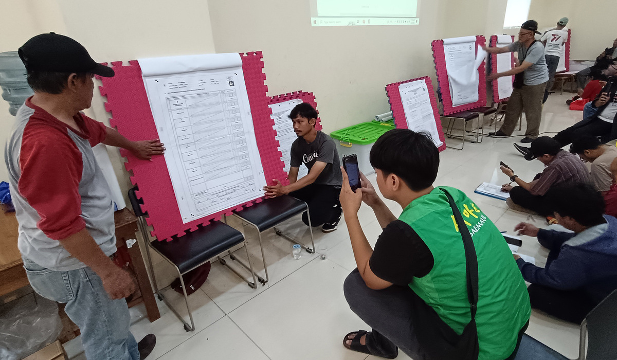 Anggota Panitia Pemilihan Kecamatan (PPK) melakukan rekapitulasi suara pemilu di GOR Cilandak, Jakarta.