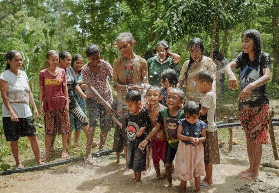 Masyarakat Desa Naisau, Kabupaten Malaka, NTT, kini sudah merasakan akses air bersih melalui bantuan proyek pompa air bersih tenaga surya.