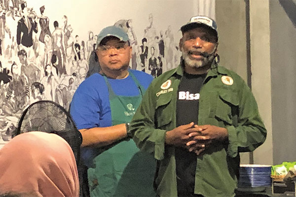 Chef Cato melakukan persentasi masakan