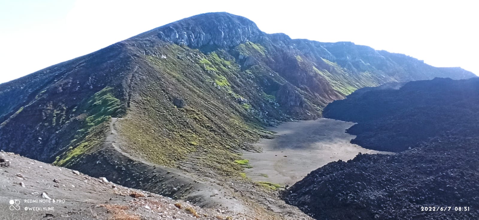 Lava di kawah Gunung Ile Lewotolok, Kabupaten Lembata, Nusa Tenggara Timur