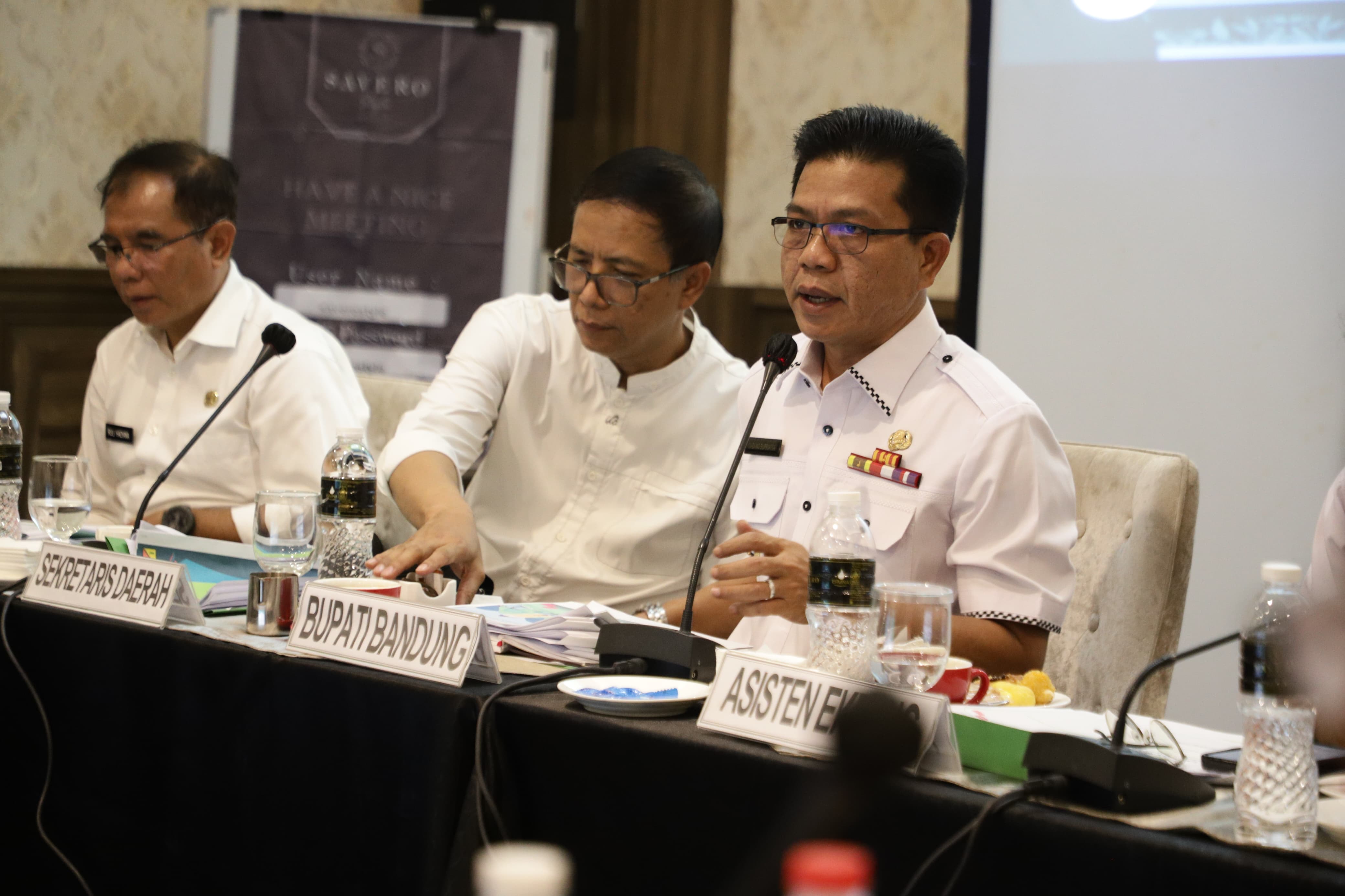 Bupati Bandung Dadang Supriatna memimpin rapat strategi percepatan pembangunan