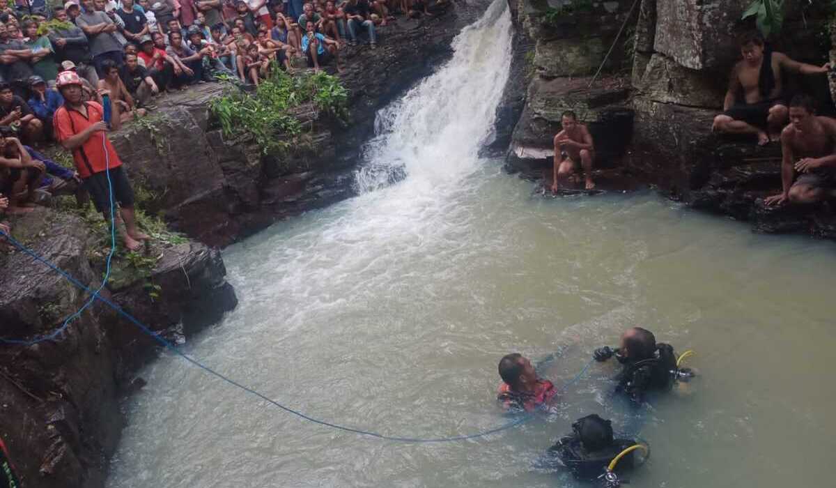 Proses evakuasi remaja yang  tenggelam di sungai Desa Tiga Wasa, Kabupaten Buleleng, Bali.