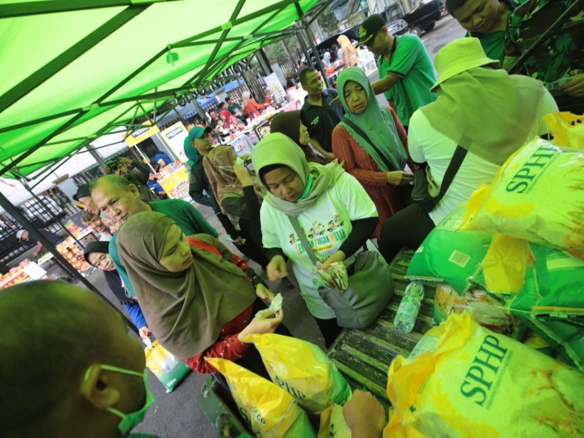 Pasar murah merupakan salah satu upaya Pemkot Bandung untuk menurunkan harga beras di Kota Bandung.