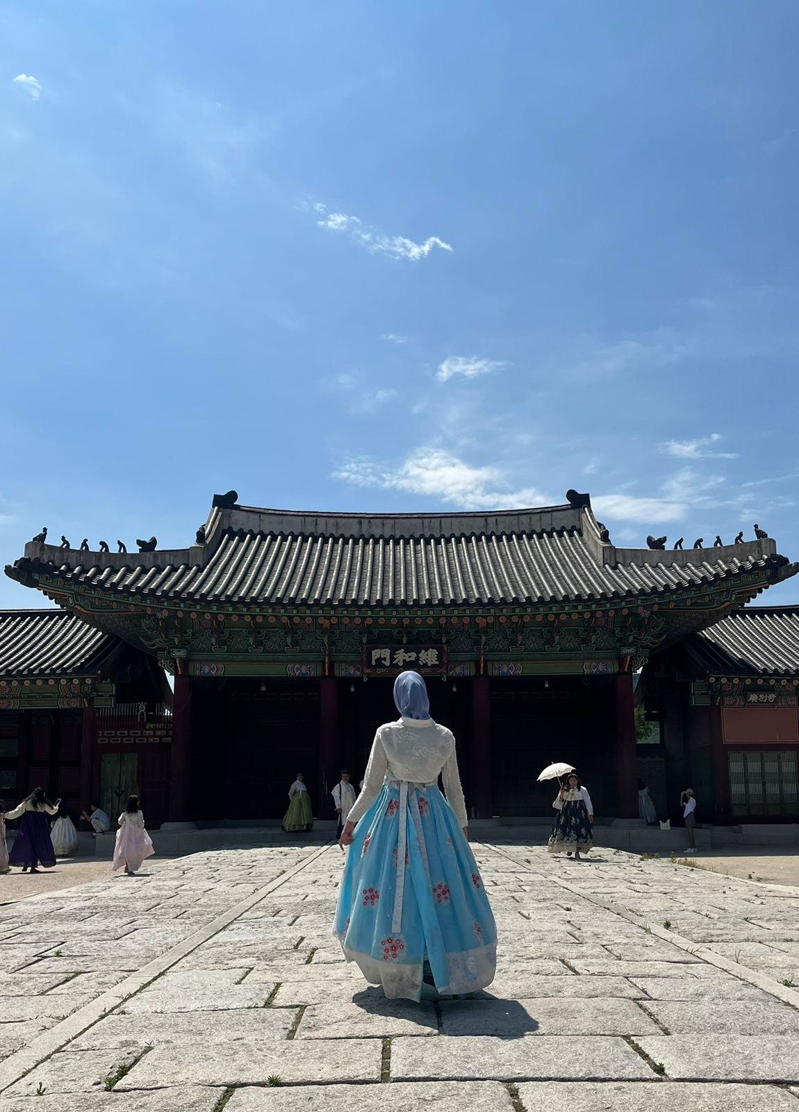 Mengenakan hanbok di Gyeongbokgung Palace