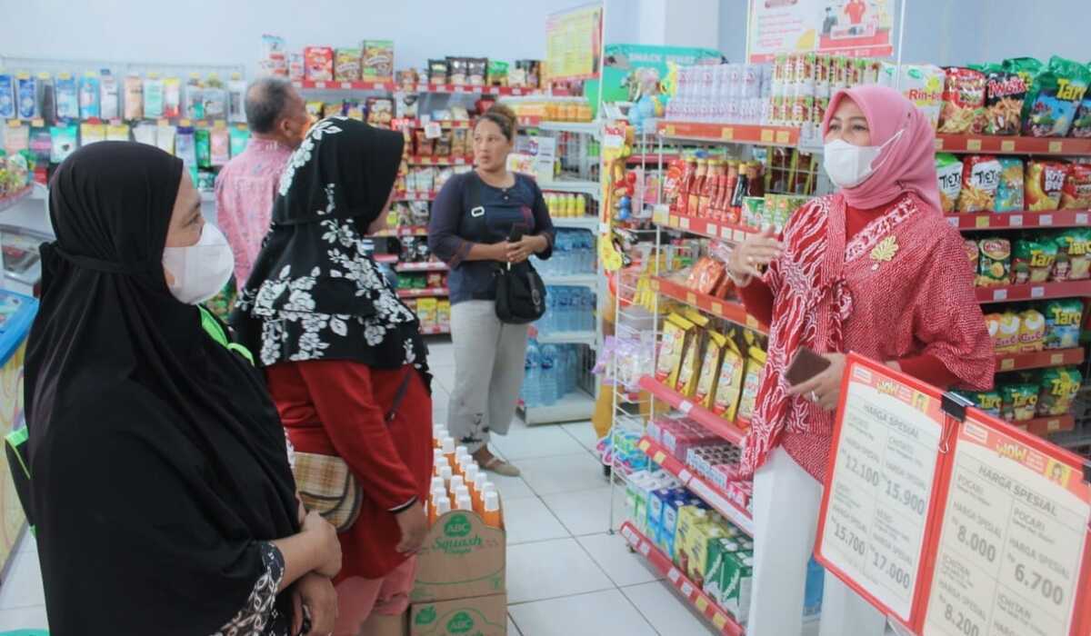 Ilustrasi warga berbelanja di ritel atau supermarket.