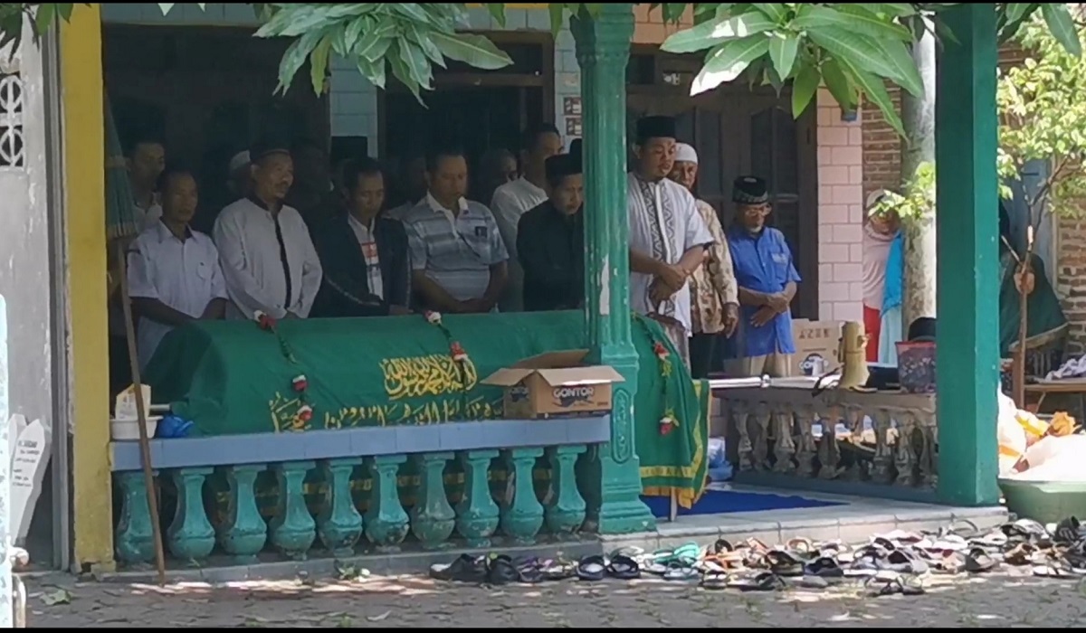 Pemakaman anggota KPPS di Sidoarjo yang diduga meninggal akibat kelelahan
