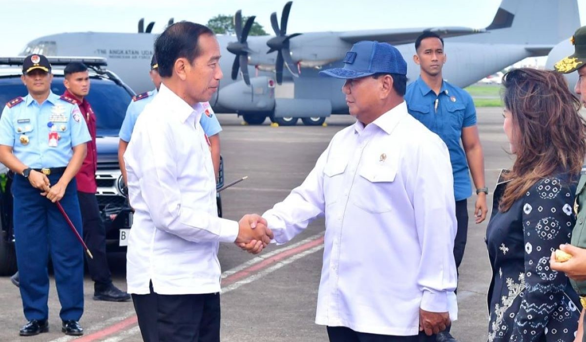 Presiden Joko Widodo bersalaman dengan Prabowo Subianto.