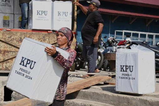 Pendistribusian logistik ke pulau terluar Aceh di Kabupaten Aceh Besar, Aceh.