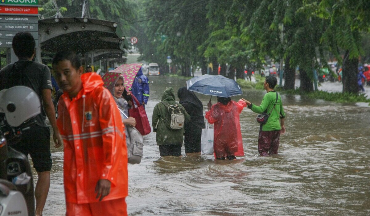 Petugas membantu mengatur lalu lintas saat banjir menggenangi Jalan Suprapto, Cempaka Putih, Jakarta Pusat, Kamis, 29 Februari 2024.