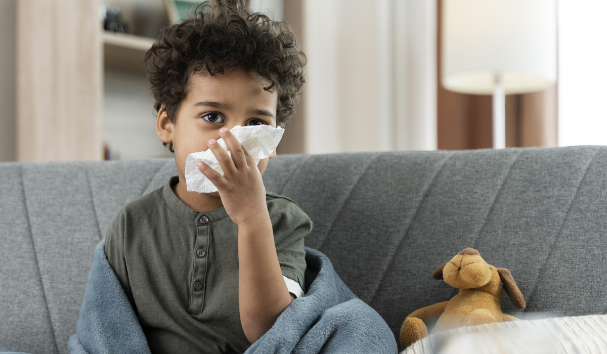 Ilustrasi kondisi batuk pilek pada anak.