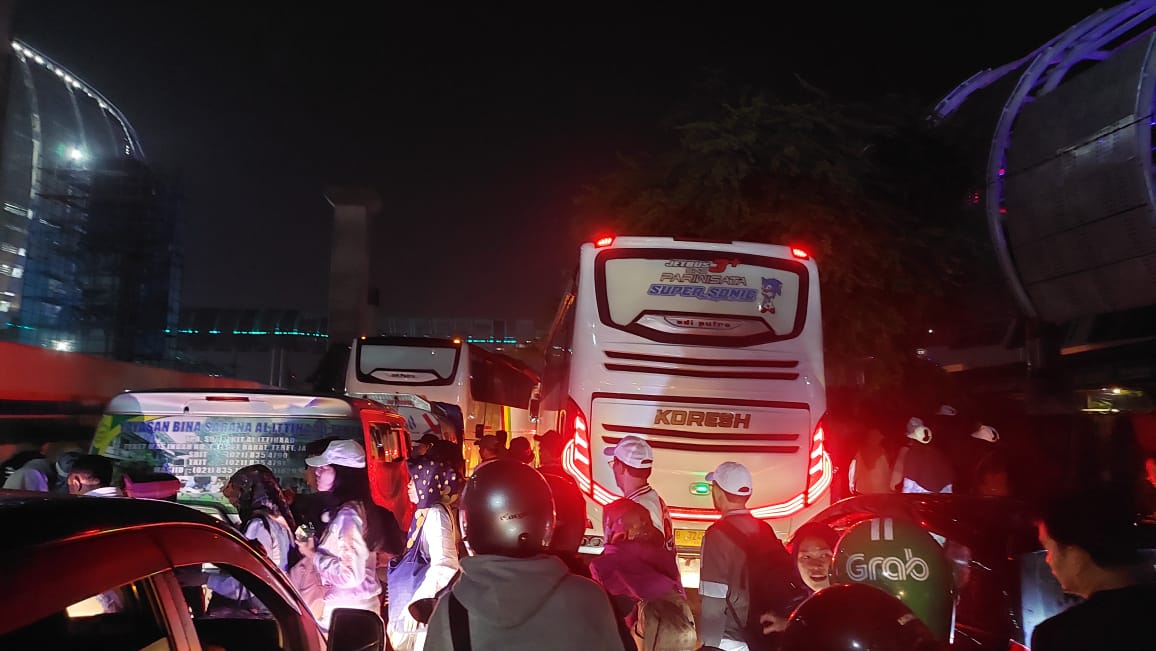Jalan R E Martadinata mengalami kemacetan karena peserta kampanye akbar yang menuju Jakarta International Stadium.