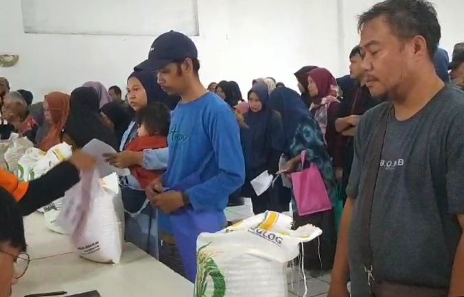 Warga Kota Cimahi memberi beras pada Operasi Pasar Murah Beras