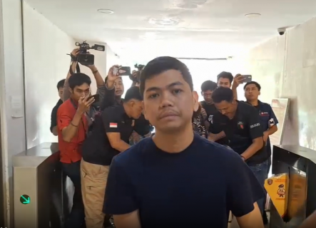 Tersangka Yudha Arfandi saat digelandang ke kantor polisi.