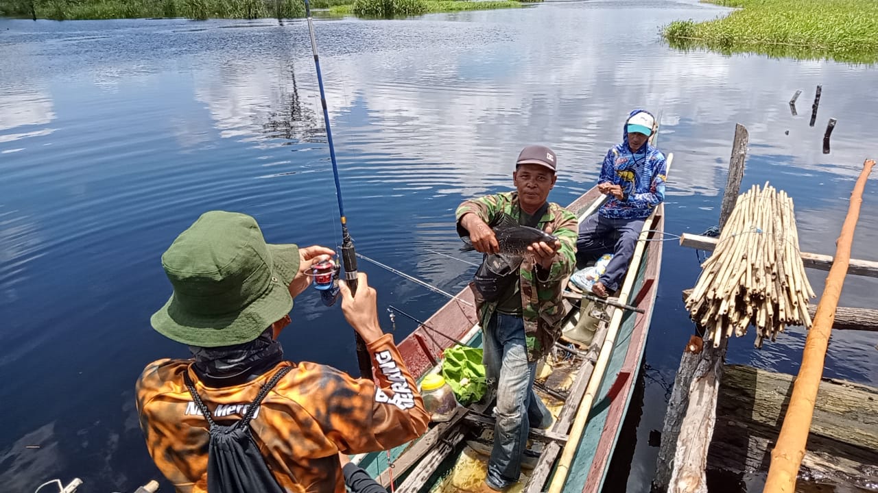Masyarakat masih menggantungkan hidupnya di kawasan konservasi untuk mencari ikan, madu dan rotan.