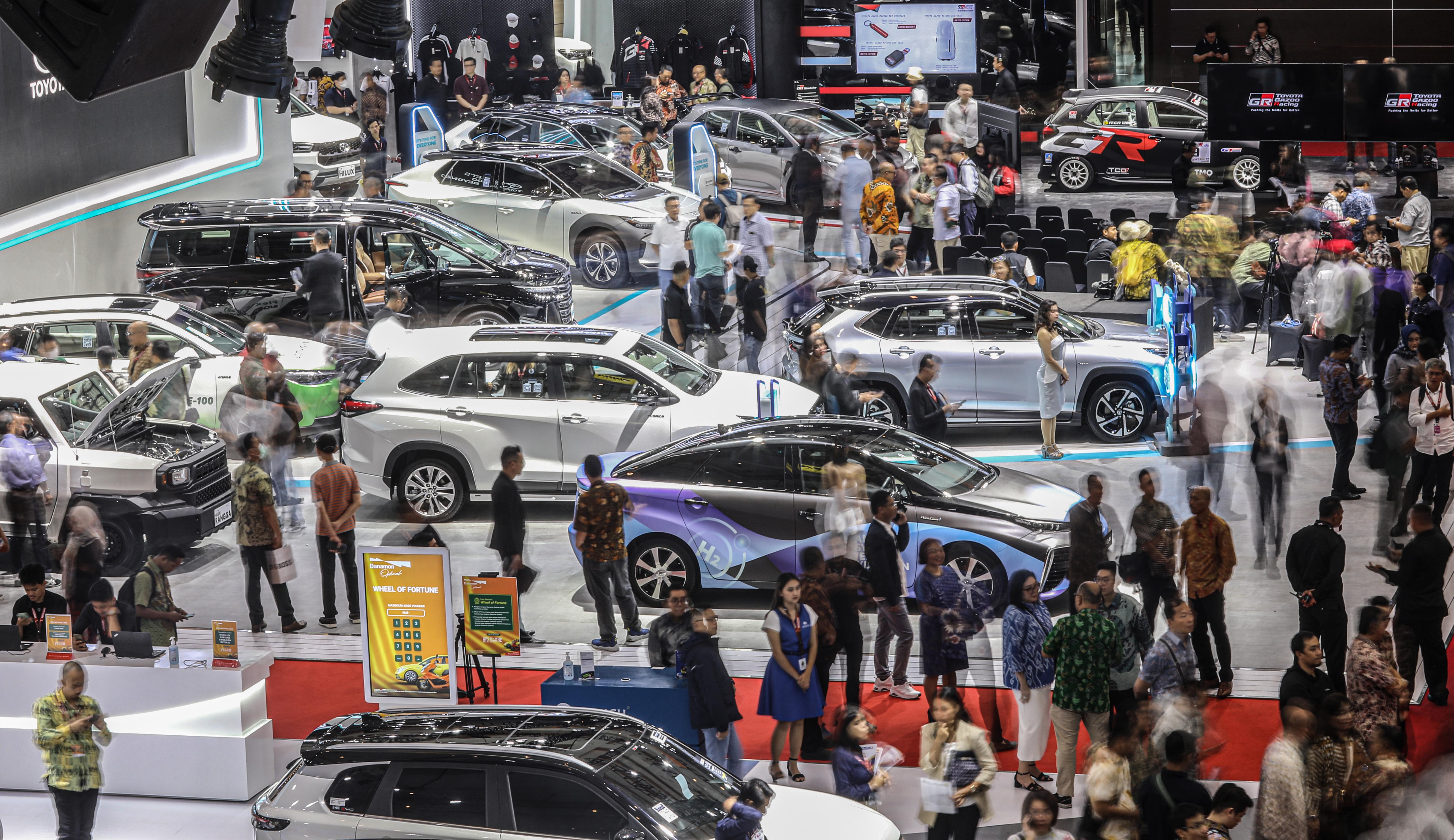 Pengunjung melihat mobil yang dipamerkan dalam Indonesian International Motor Show (IIMS) 2024 di JIExpo Kemayoran, Jakarta, Kamis (15/2).