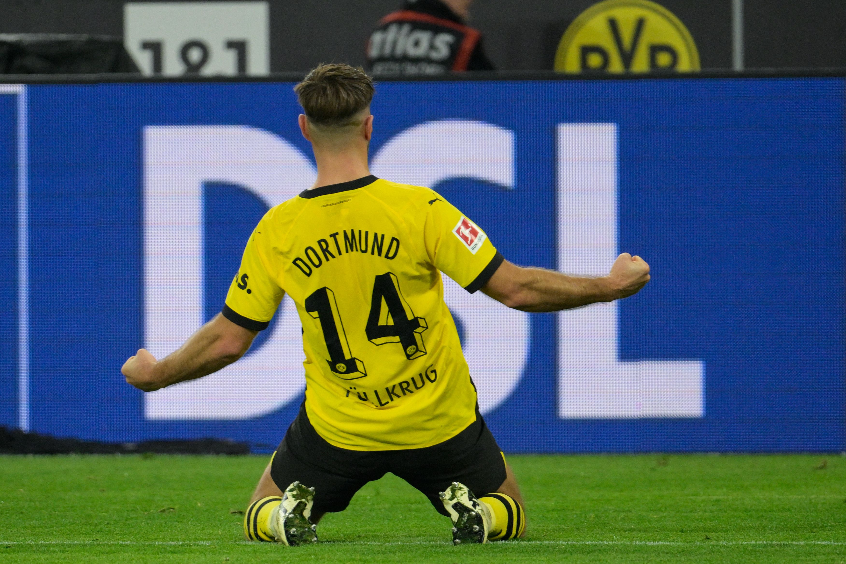 Striker Borussia Dortmund Niclas Fuellkrug melakukan selebrasi seusai membobol gawang Freiburg pada Jumat (9/2) waktu setempat.