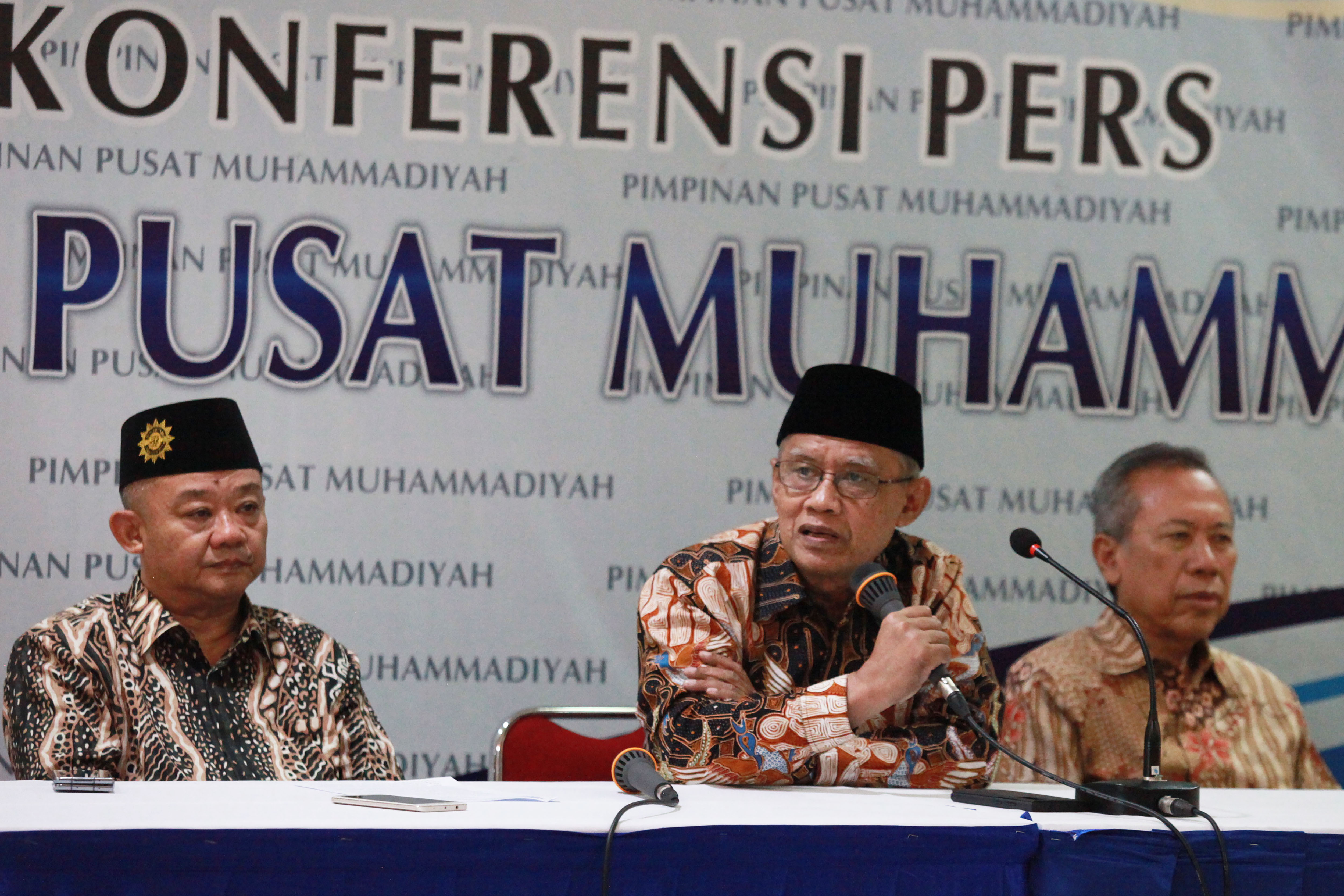 Ketua Umum PP Muhammadiyah Haedar Nashir (tengah).