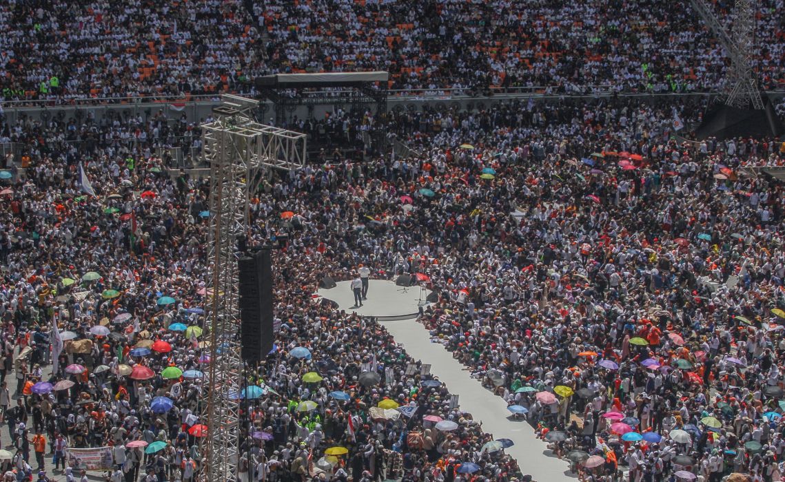 Cawapres Muhaimin Iskandar berjalan kaki 3 kilometer usai kampanye akbar di JIS, Sabtu (10/2/2024)