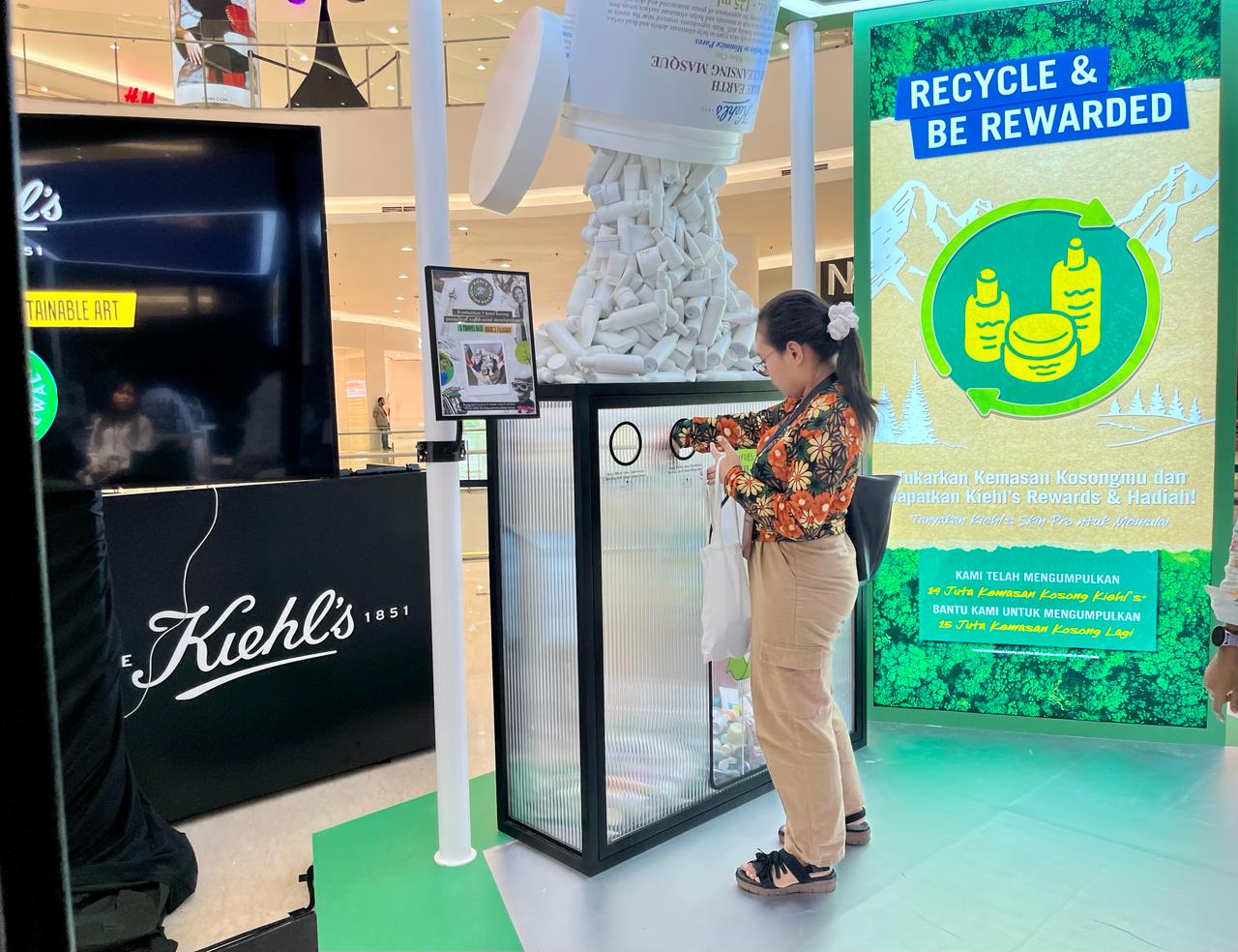 Kiehl’s Indonesia menghadirkan kampanye terbaru yang mengusung konsep “Trash to Art” di Mall Senayan City, Jakarta.