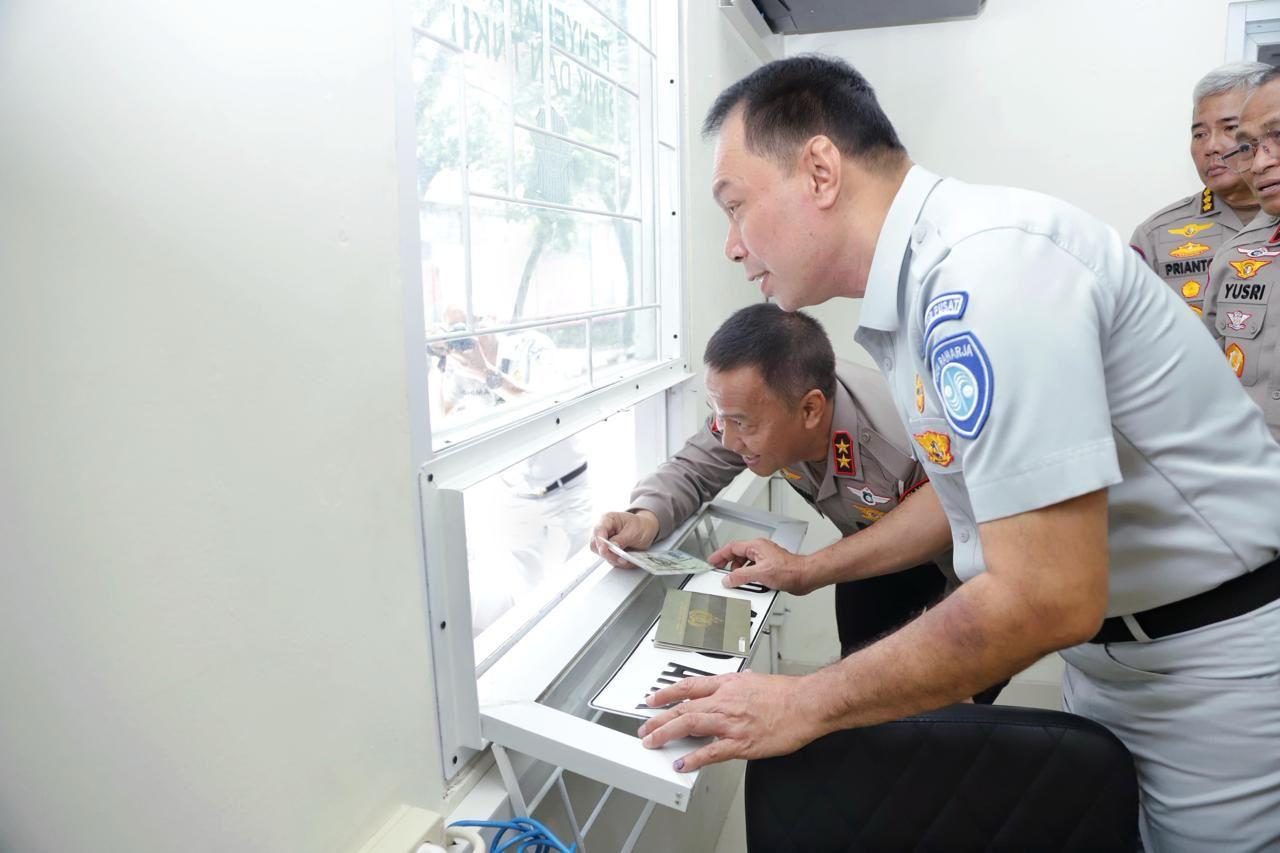 Direktur Utama Jasa Raharja Rivan A Purwantono di Samsat Digital di Terminal Leuwipanjang.