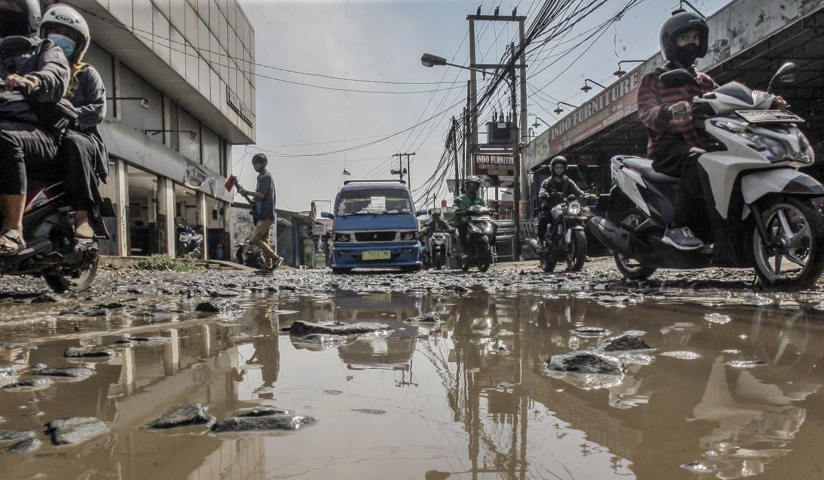 Ilustrasi: pengendara melintasi jalan penghubung antara Kabupaten Bogor dan Kota Depok