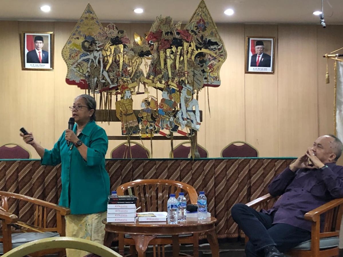 Seniman Agus Sam Suga (kanan) dan dosen Universitas Indonesia Dwi Woro Retno saat membahas kisah Ramayana, Rabu (21/2/2024).