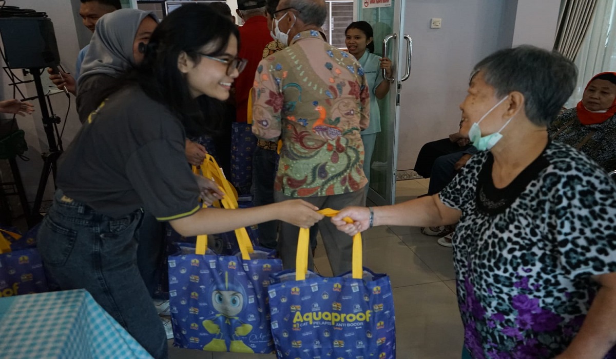 Kegiatan Aquaproof di Panti Werdha Wisma Mulia