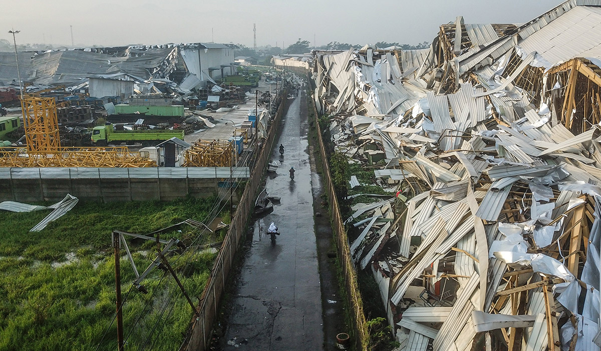 Foto udara kawasan industri yang terdampak angin puting beliung di Kabupaten Sumedang, Jawa Barat, Kamis (22/2).