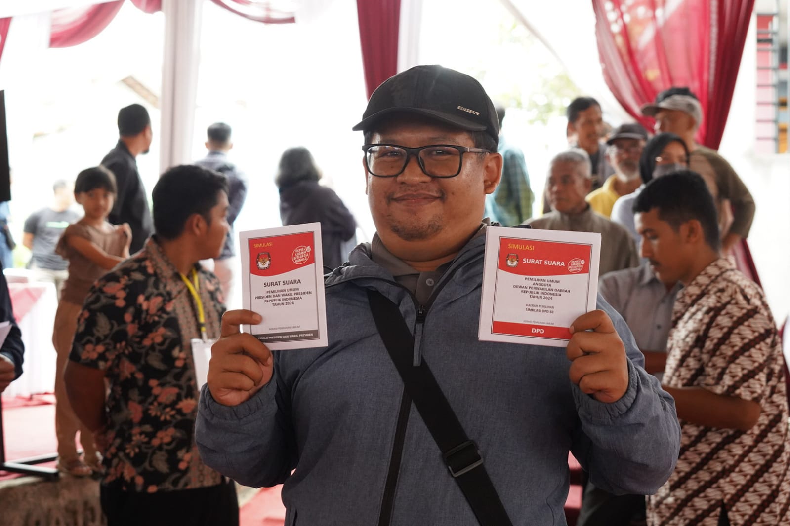 Warga Garut memperlihatkan kertas suara seusai melakukan pencoblosan