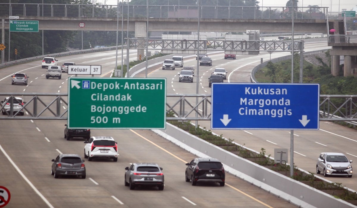 Sejumlah kendaraan melintasi ruas Tol Cinere - Jagorawi di Depok, Jawa Barat.