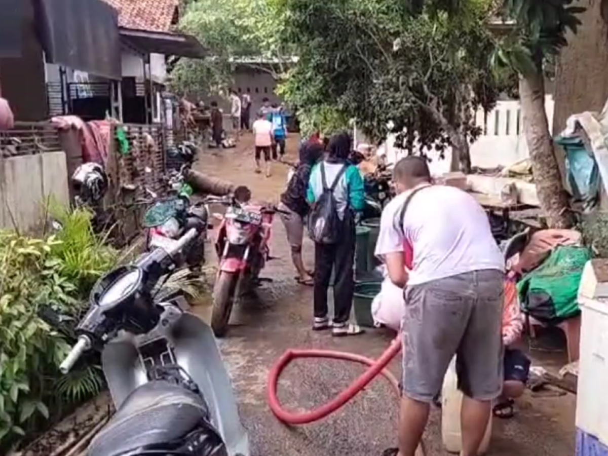 Situasi pascabanjir prumahan Tridarma Bataranila, Dusun 3, Desa Hajimena, Natar. 