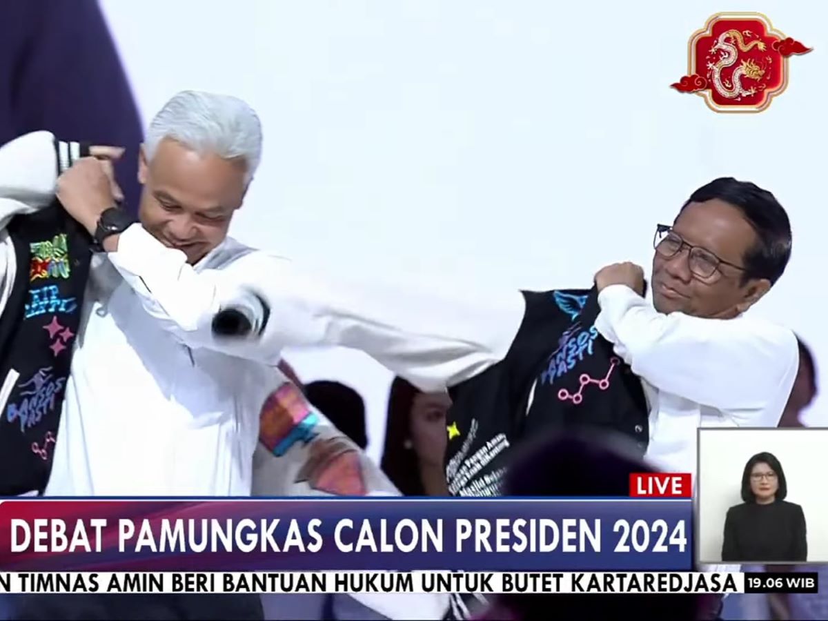 Pasangan calon rpesidend an wakil presiden Ganjar-Mahfud memakai jaket separuh.