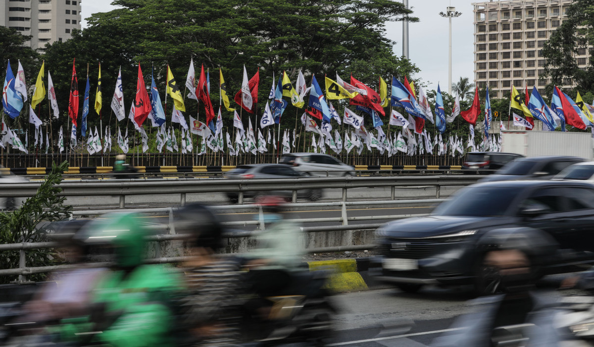 Bendera partai politik peserta Pemilu 2024 terpasang memenuhi Jembatan Semanggi, Jakarta.