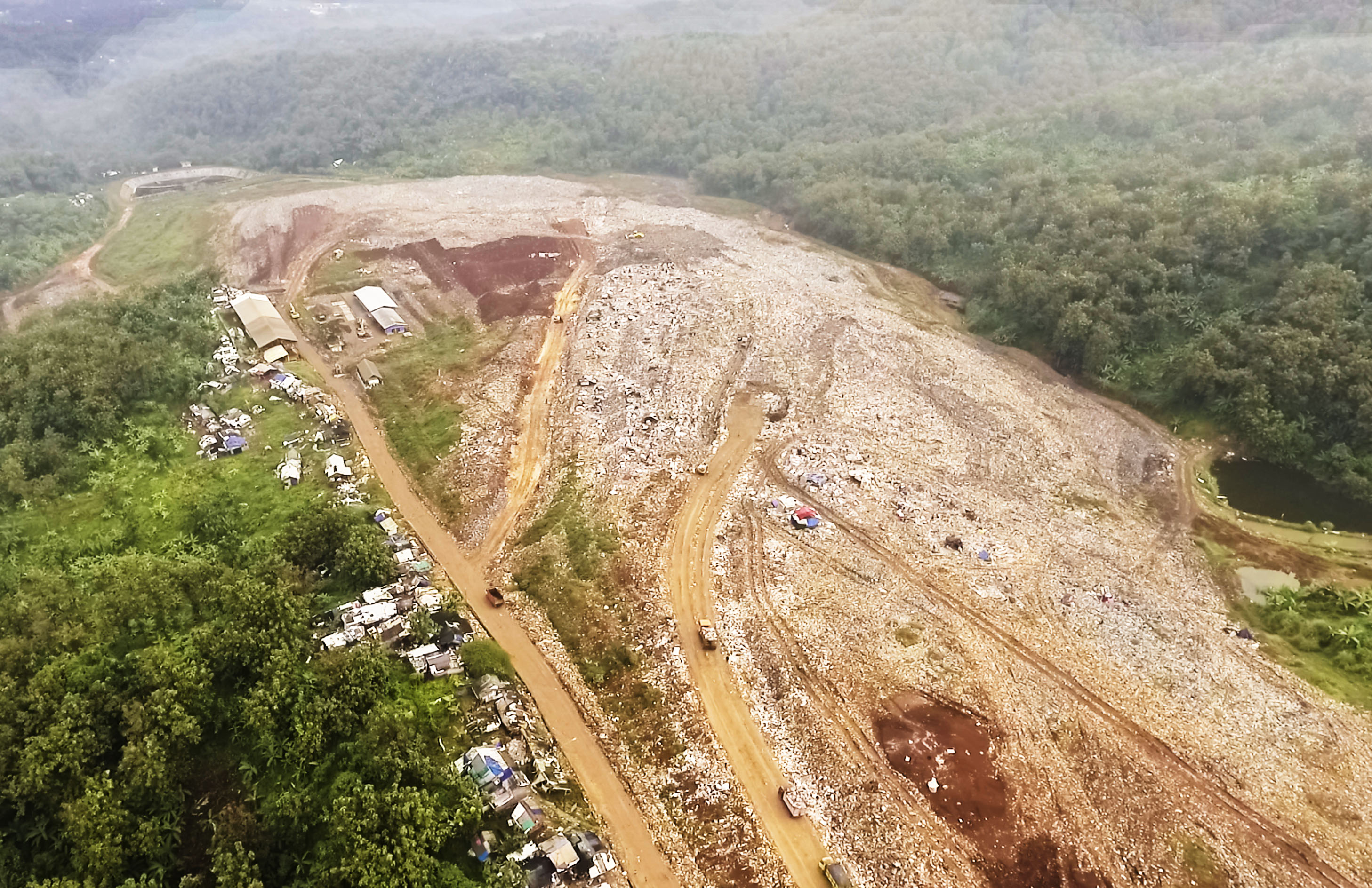 Foto udara TPA Sarimukti yang menampung sampah dari wilayah Bandung Raya akan habis masa kontrak pada 2024.