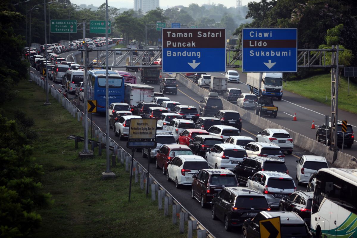 Pemberlakuan sistem lawan arah (contraflow) di keluar pintu tol Ciawi, jalur wisata Puncak, saat libur Tahun Baru 2023 lalu.