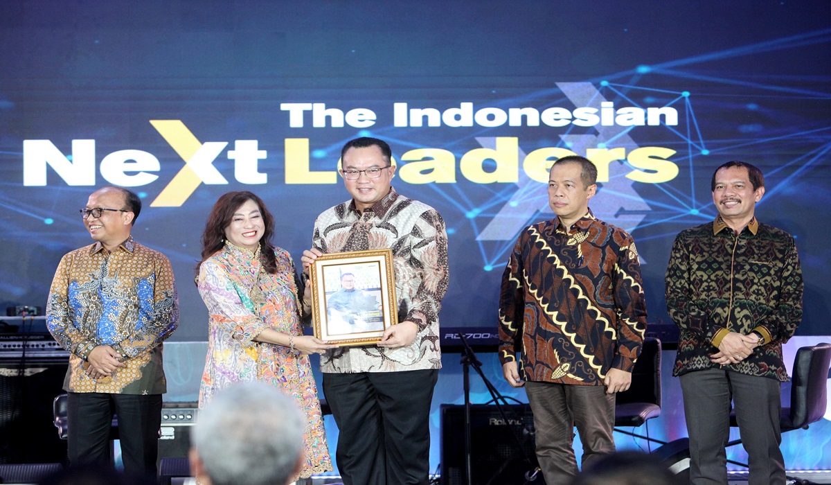 Rektor IPB Arif Satria (tengah) menerima penghargaan The Indonesia Next Leaders di Gedung Media Indonesia, Kedoya, Jakarta, Kamis (1/2). 
