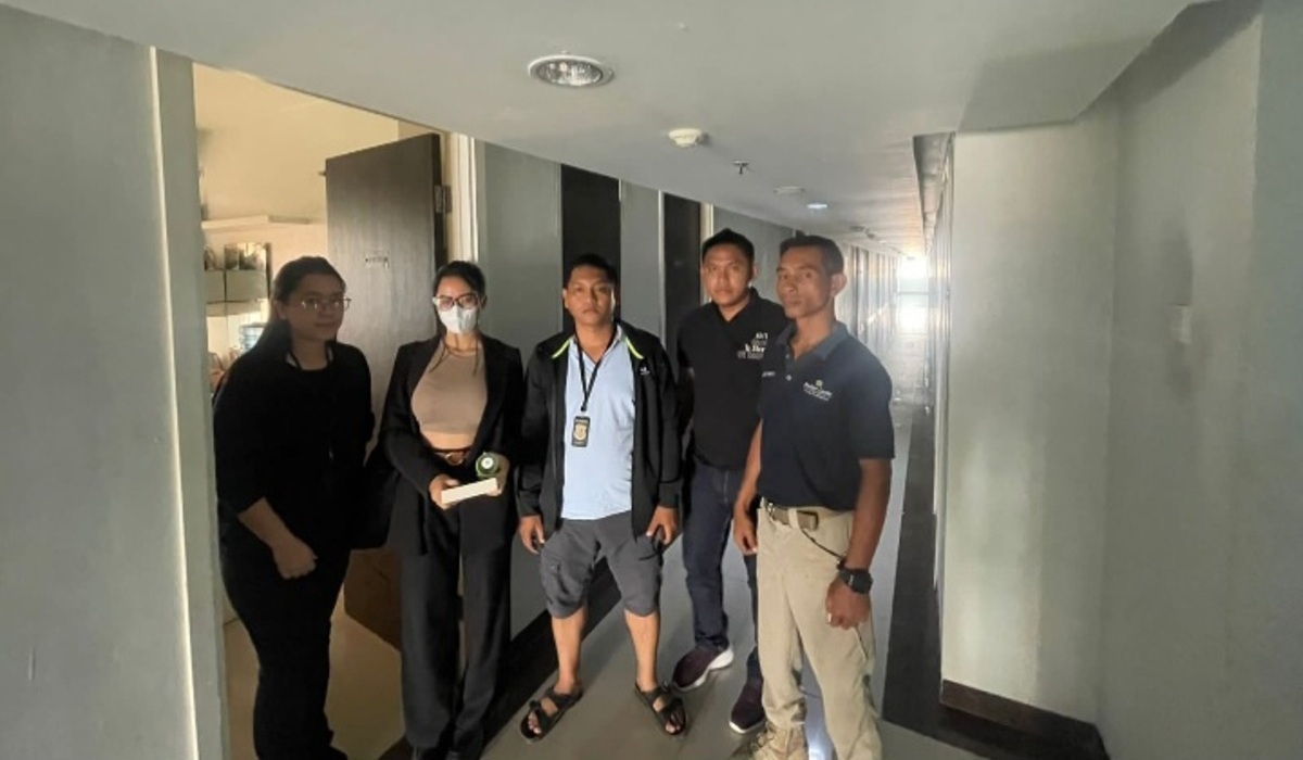 Selebgram Siskaeee (dua kiri) saat ditangkap Polda Metro Jaya.